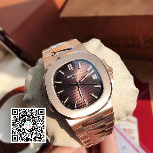 Patek Philippe Nautilus 5711/1R-001 – Cadran rouge clair enveloppé d'or rose 18 carats