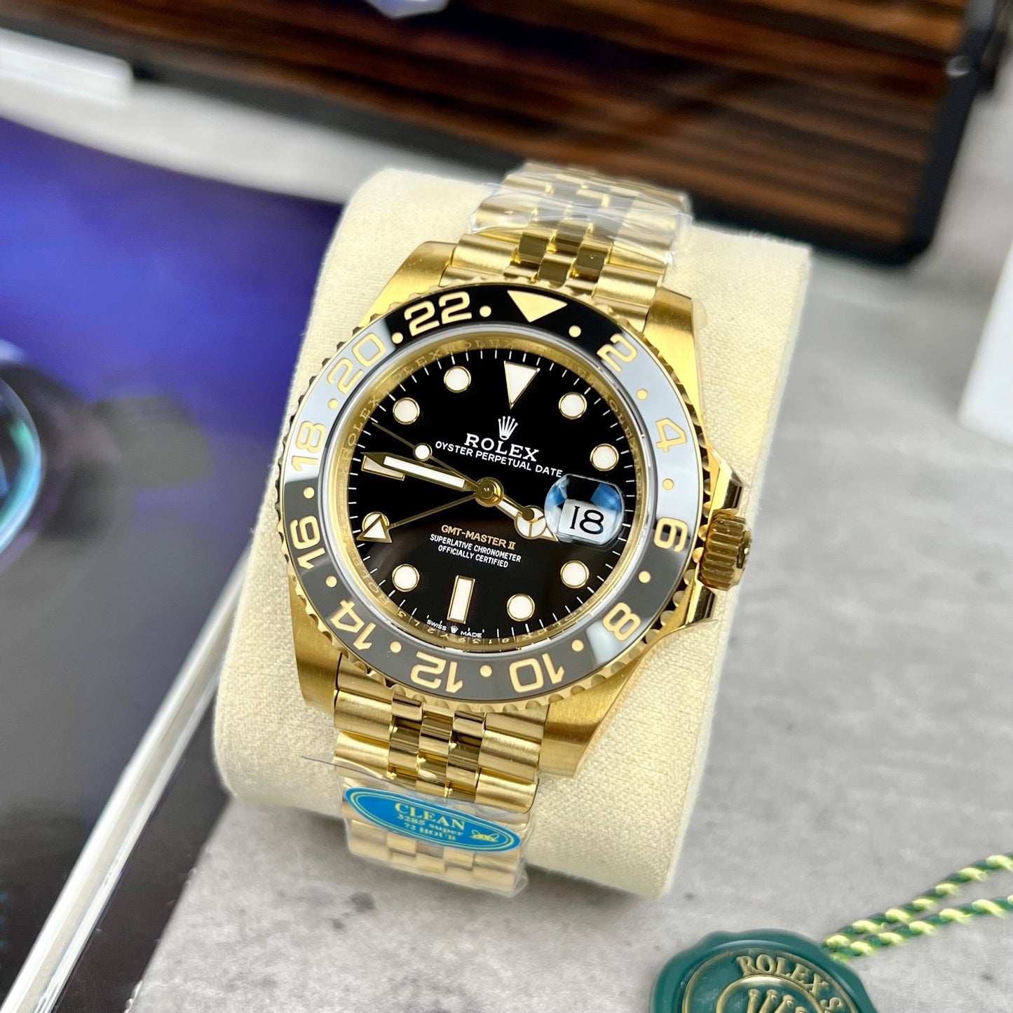 Rolex GMT-Master II 126718GRNR-0001 enveloppée d'or dans une usine propre