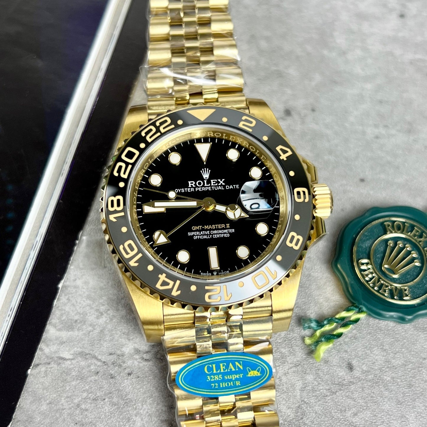 Rolex GMT-Master II 126718GRNR-0001 enveloppée d'or dans une usine propre