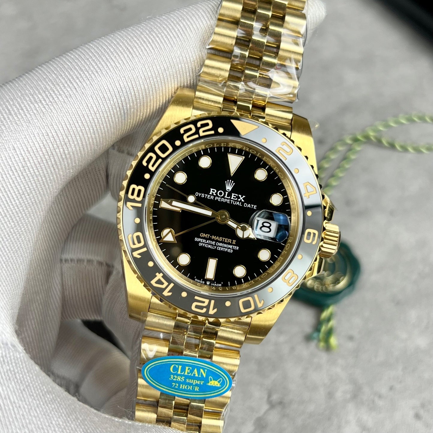 Rolex GMT-Master II 126718GRNR-0001 enveloppée d'or dans une usine propre