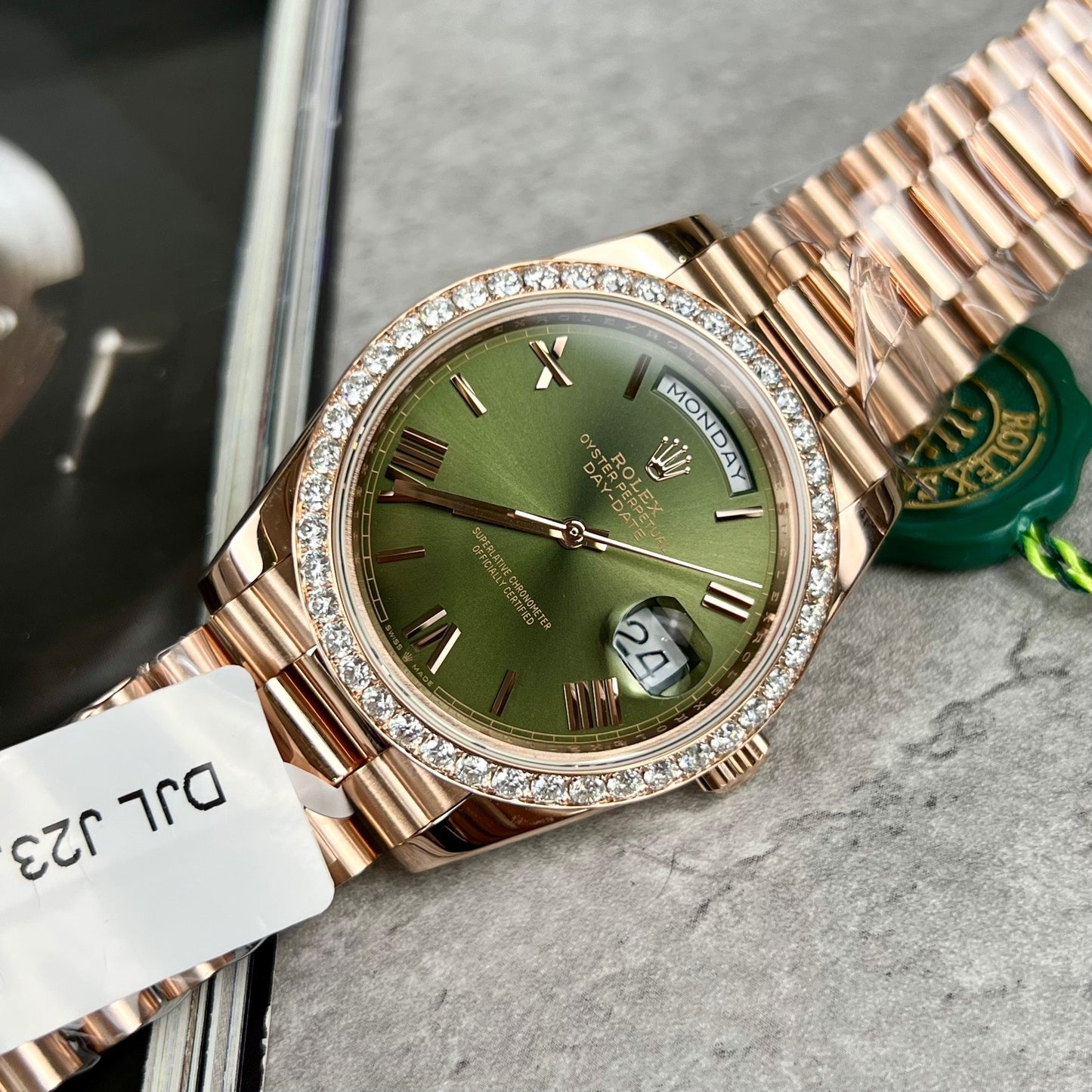 Rolex Day-Date 40 228345RBR Cadran olive avec or rose 18 carats enveloppé et diamant