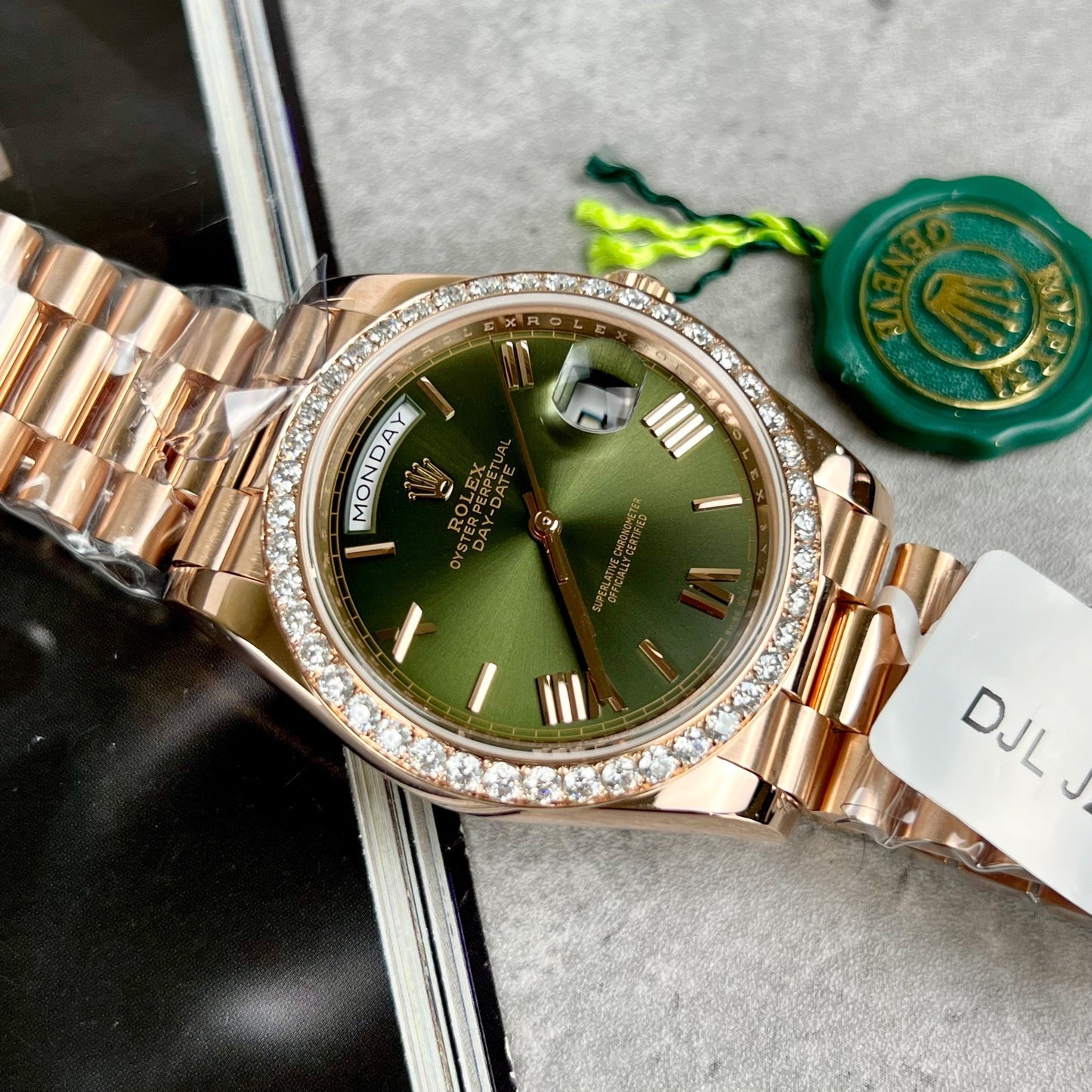 Rolex Day-Date 40 228345RBR Cadran olive avec or rose 18 carats enveloppé et diamant