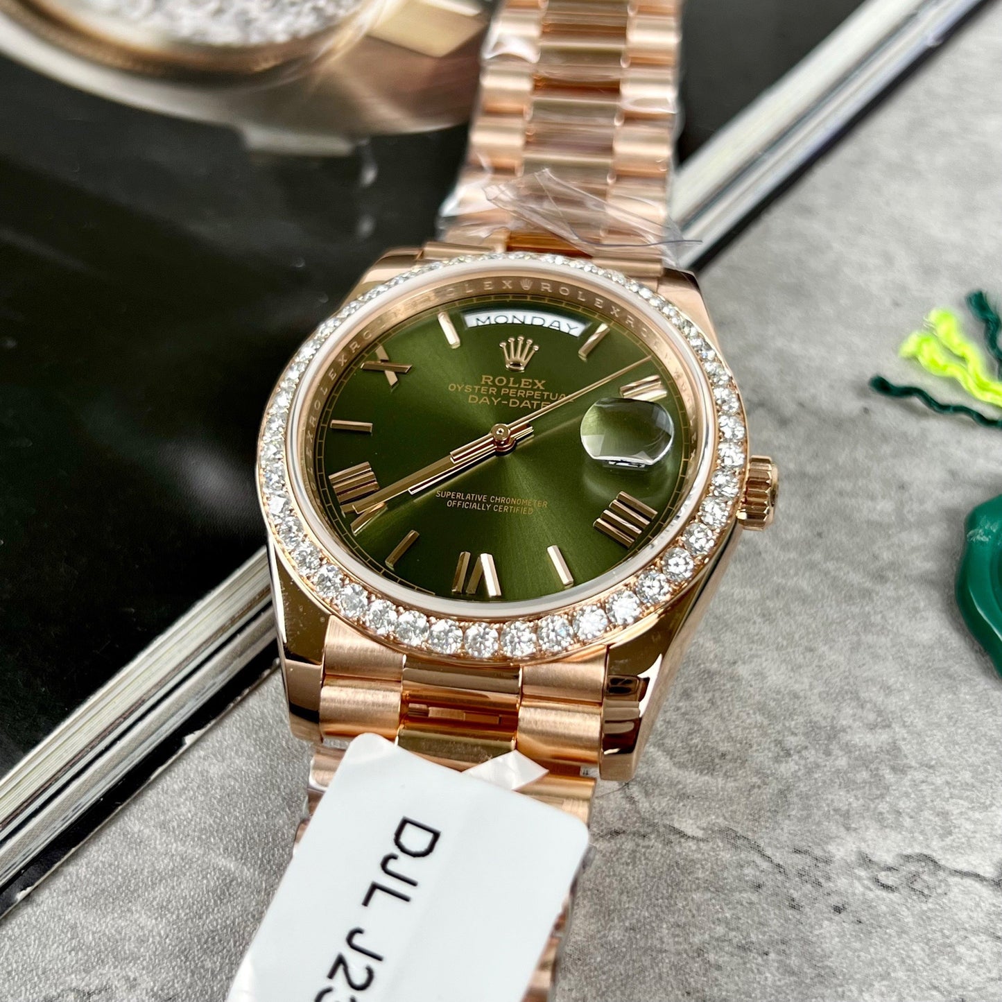 Rolex Day-Date 40 228345RBR Cadran olive avec or rose 18 carats enveloppé et diamant