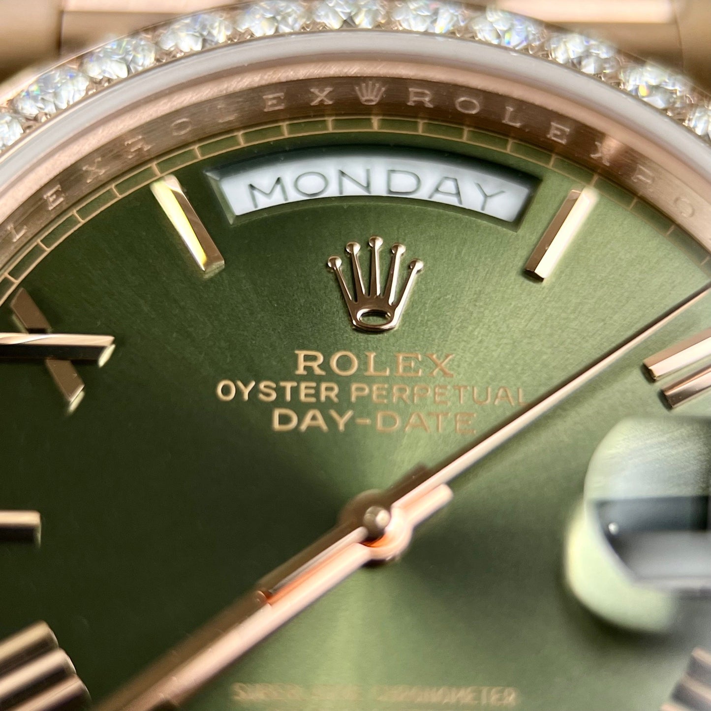 Rolex Day-Date 40 228345RBR Cadran olive avec or rose 18 carats enveloppé et diamant