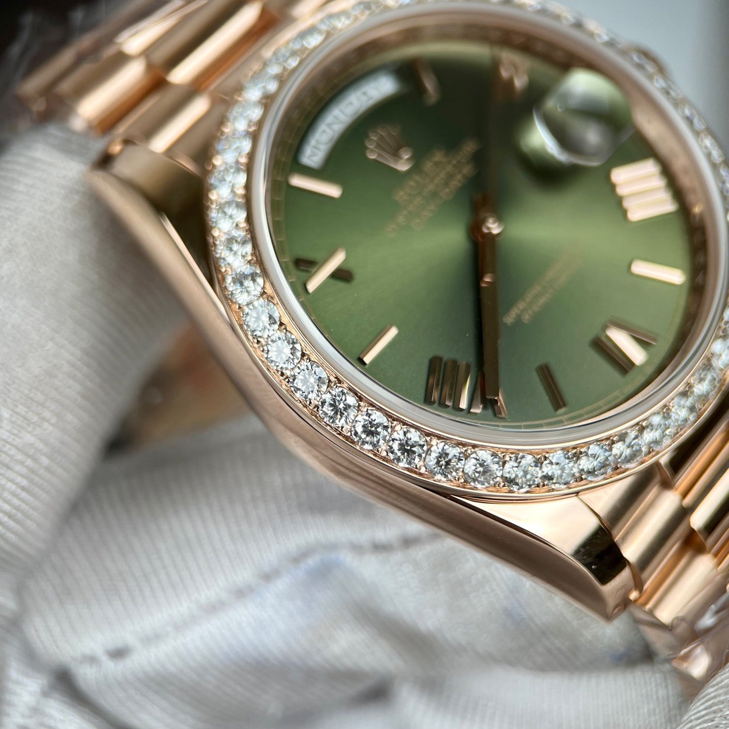 Rolex Day-Date 40 228345RBR Cadran olive avec or rose 18 carats enveloppé et diamant