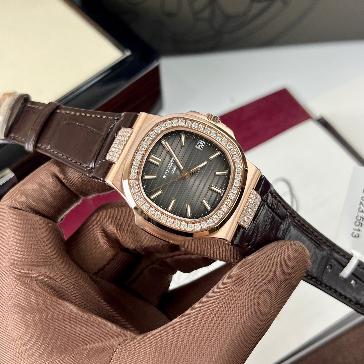 Patek Philippe Nautilus 5711/1R-001 – Versión con banda de cuero envuelta en 18k y diamantes