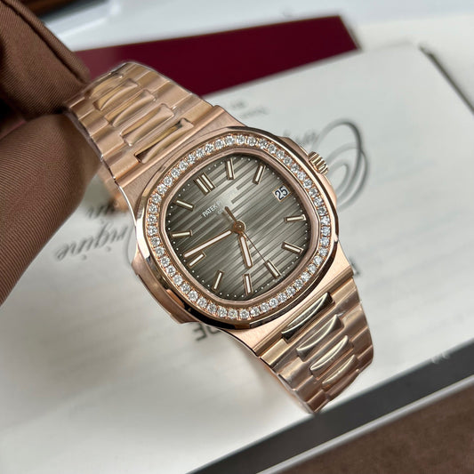 Patek Philippe Nautilus 5711/1R-001 – Enveloppé d'or rose 18 carats et de diamants de l'usine 3K