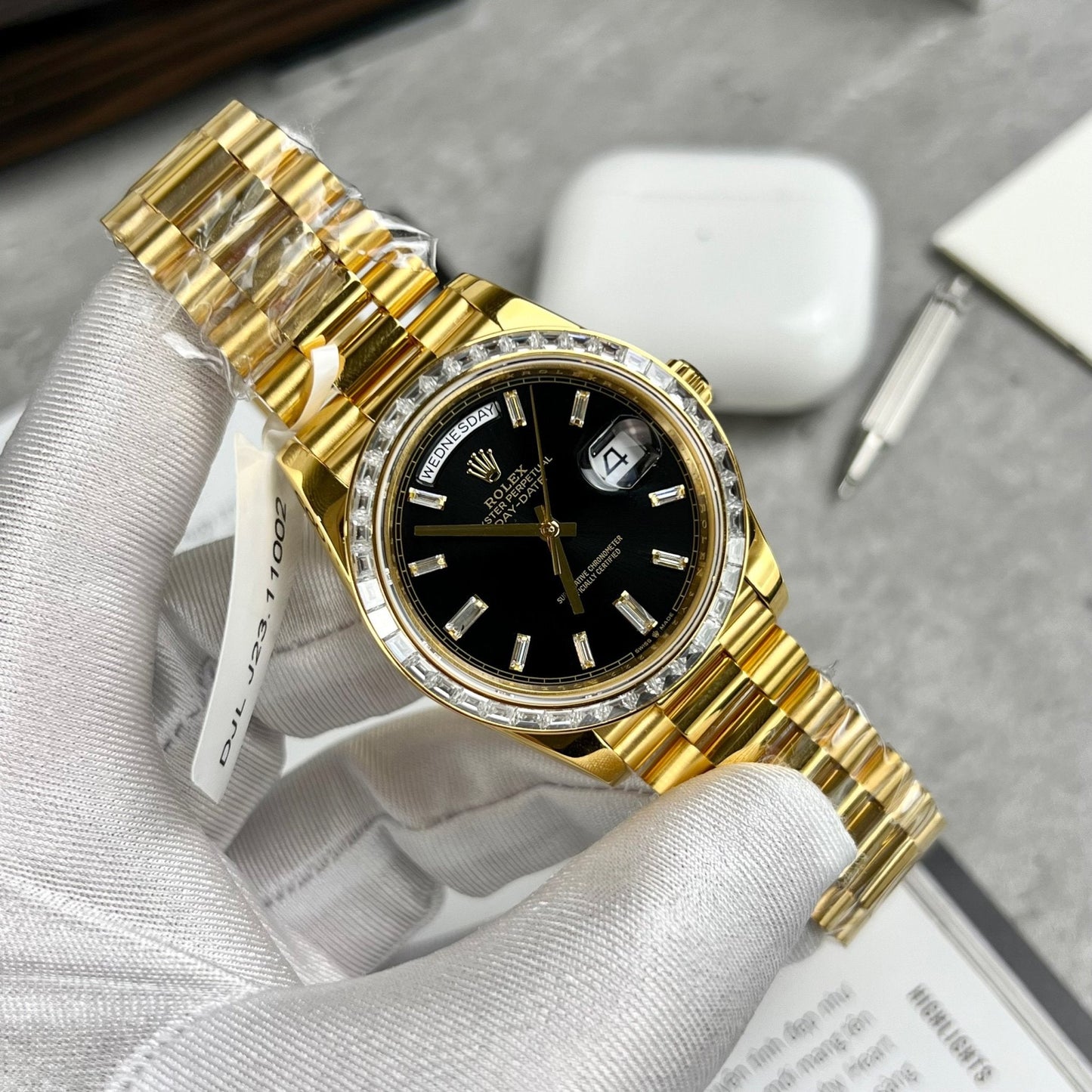 Rolex Day-Date 40 228398TBR envuelto en oro amarillo de 18k y bisel de moissanita Baguette