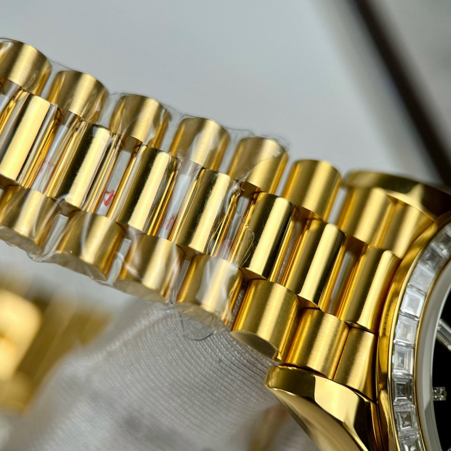 Rolex Day-Date 40 228398TBR envuelto en oro amarillo de 18k y bisel de moissanita Baguette