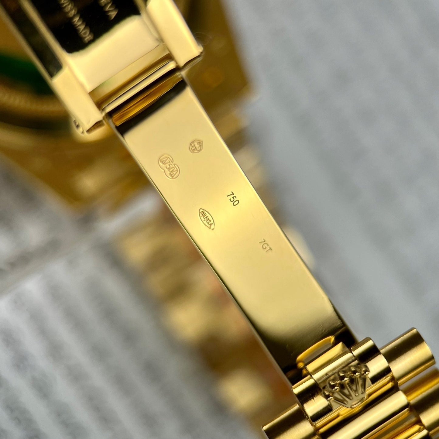 Rolex Day-Date 40 228398TBR envuelto en oro amarillo de 18k y bisel de moissanita Baguette