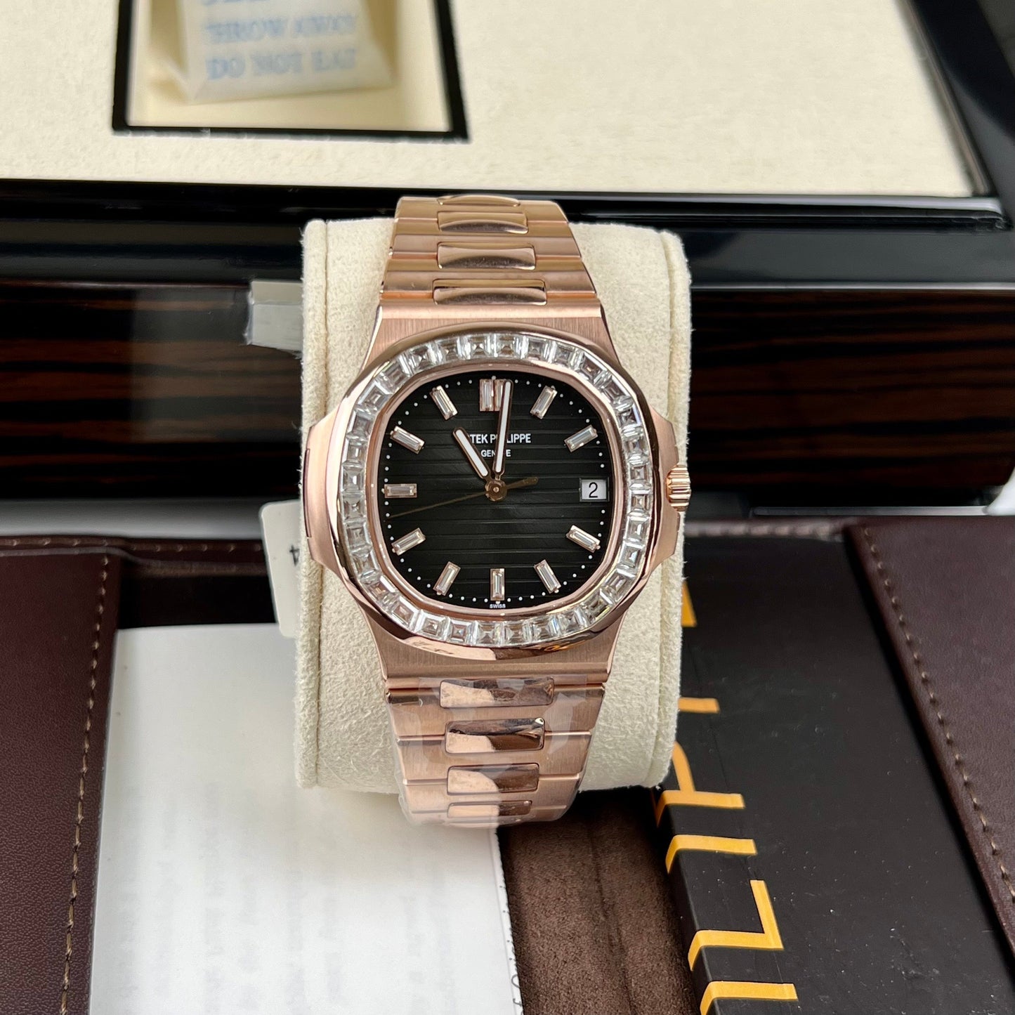 Patek Philippe Nautilus 5711/1R-001 – Baguette enveloppée d'or rose 18 carats et de moissanite