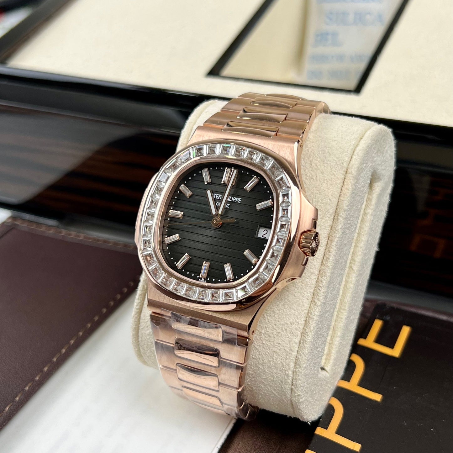 Patek Philippe Nautilus 5711/1R-001 – Baguette enveloppée d'or rose 18 carats et de moissanite