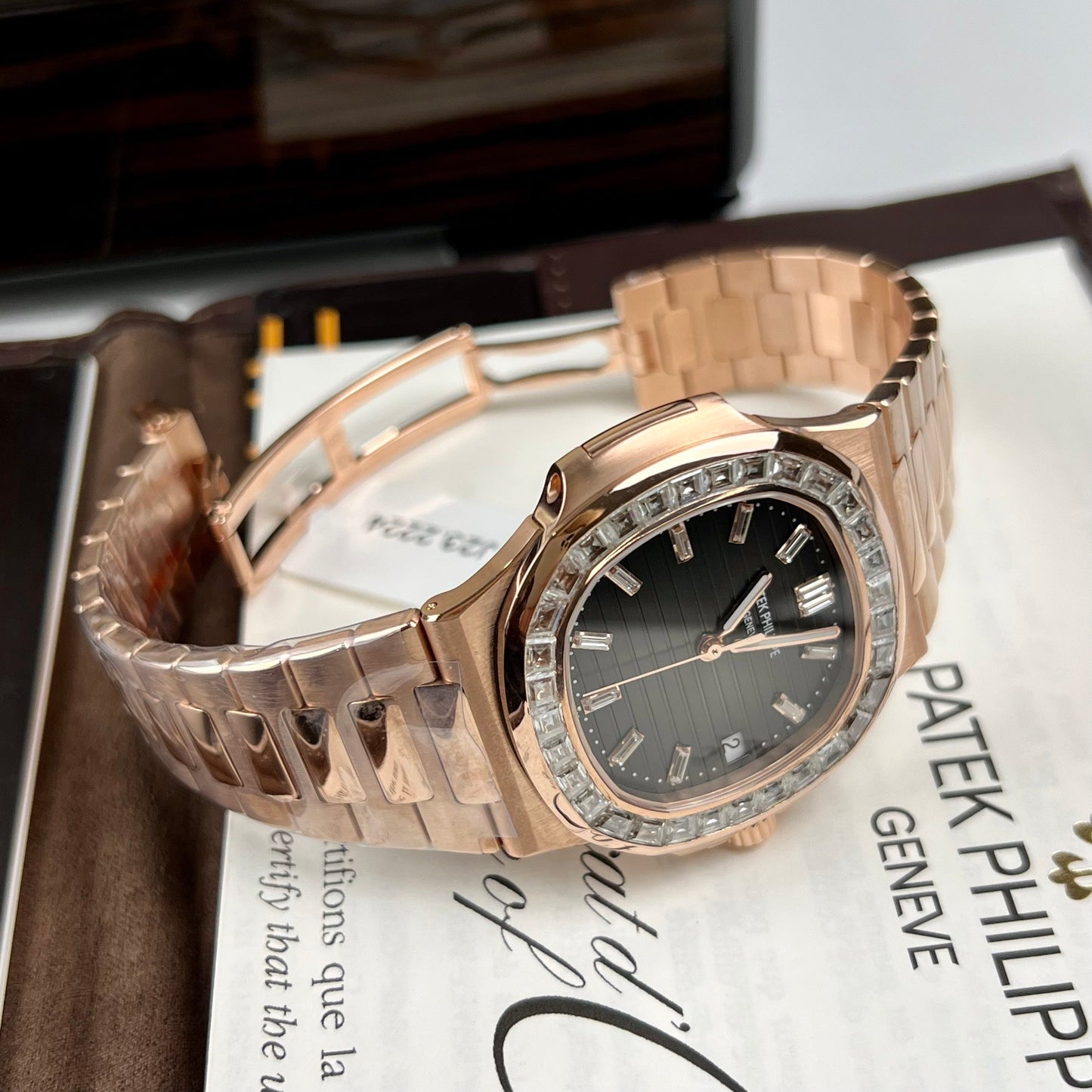 Patek Philippe Nautilus 5711/1R-001 – Baguette enveloppée d'or rose 18 carats et de moissanite