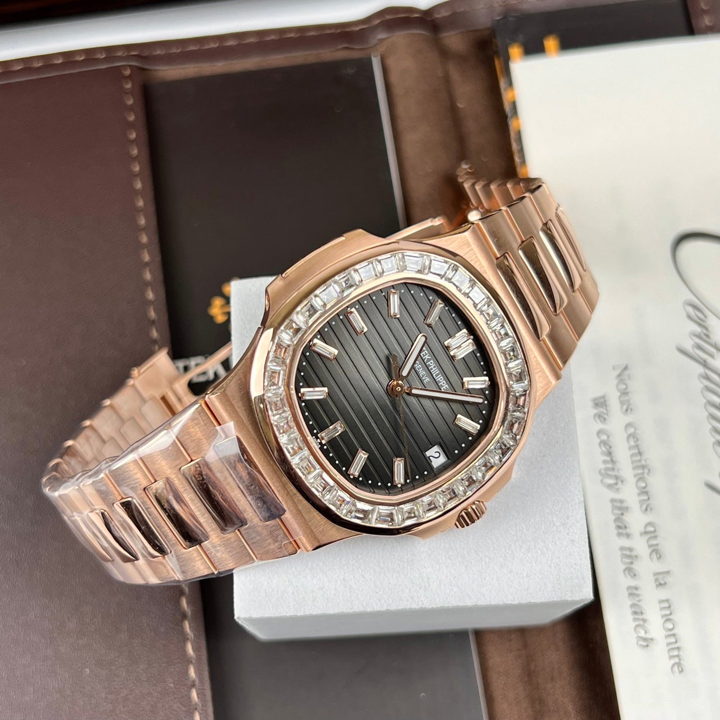 Patek Philippe Nautilus 5711/1R-001 – Baguette enveloppée d'or rose 18 carats et de moissanite