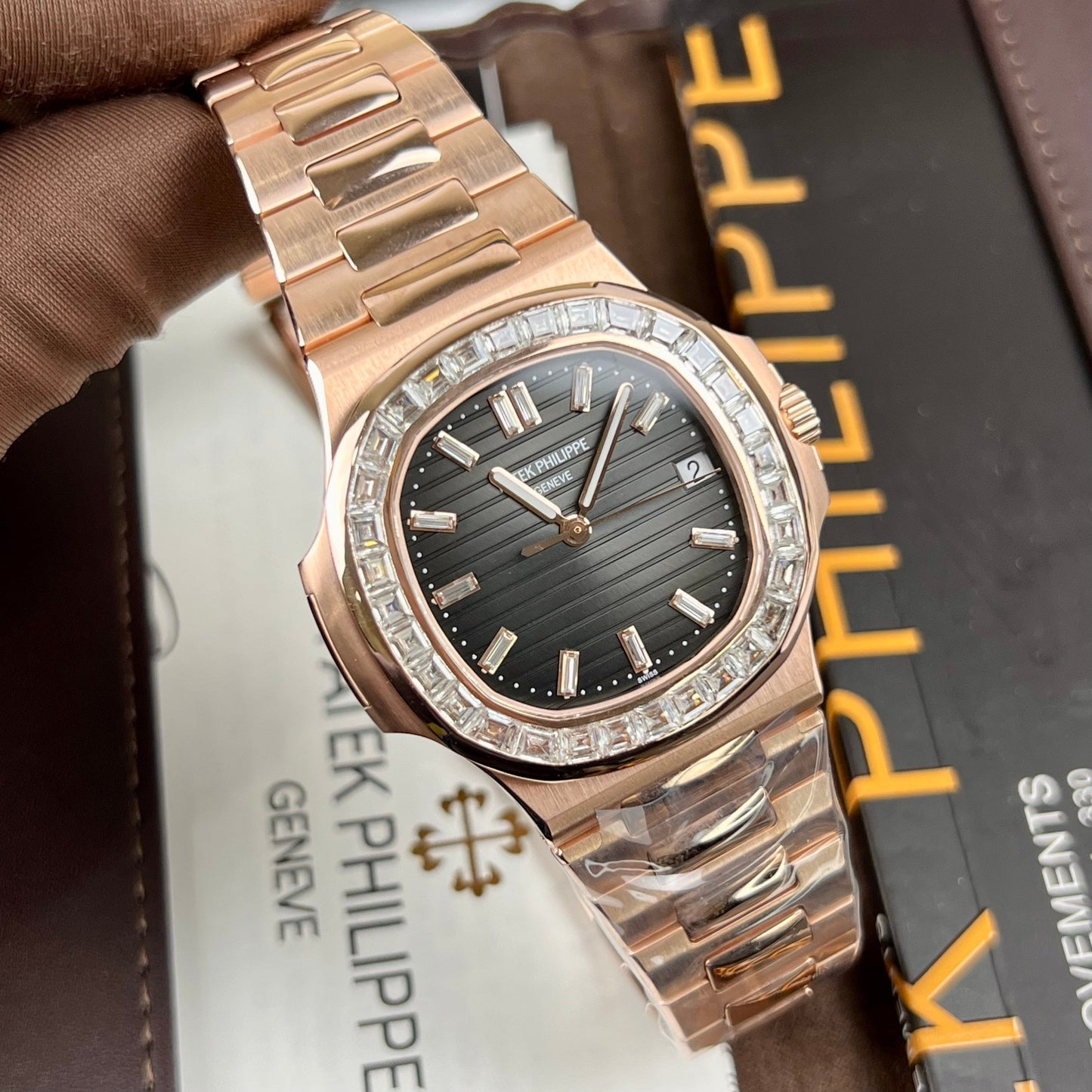 Patek Philippe Nautilus 5711/1R-001 – Baguette enveloppée d'or rose 18 carats et de moissanite