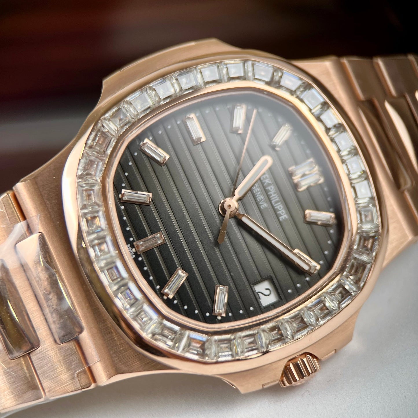 Patek Philippe Nautilus 5711/1R-001 – Baguette enveloppée d'or rose 18 carats et de moissanite