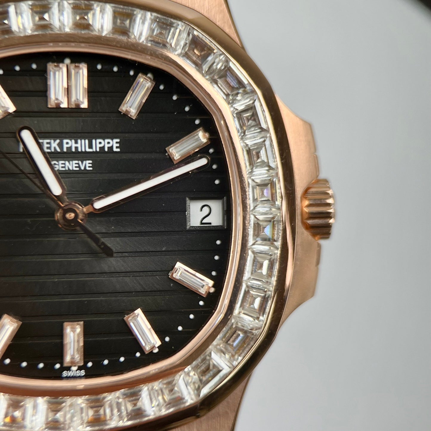 Patek Philippe Nautilus 5711/1R-001 – Baguette enveloppée d'or rose 18 carats et de moissanite