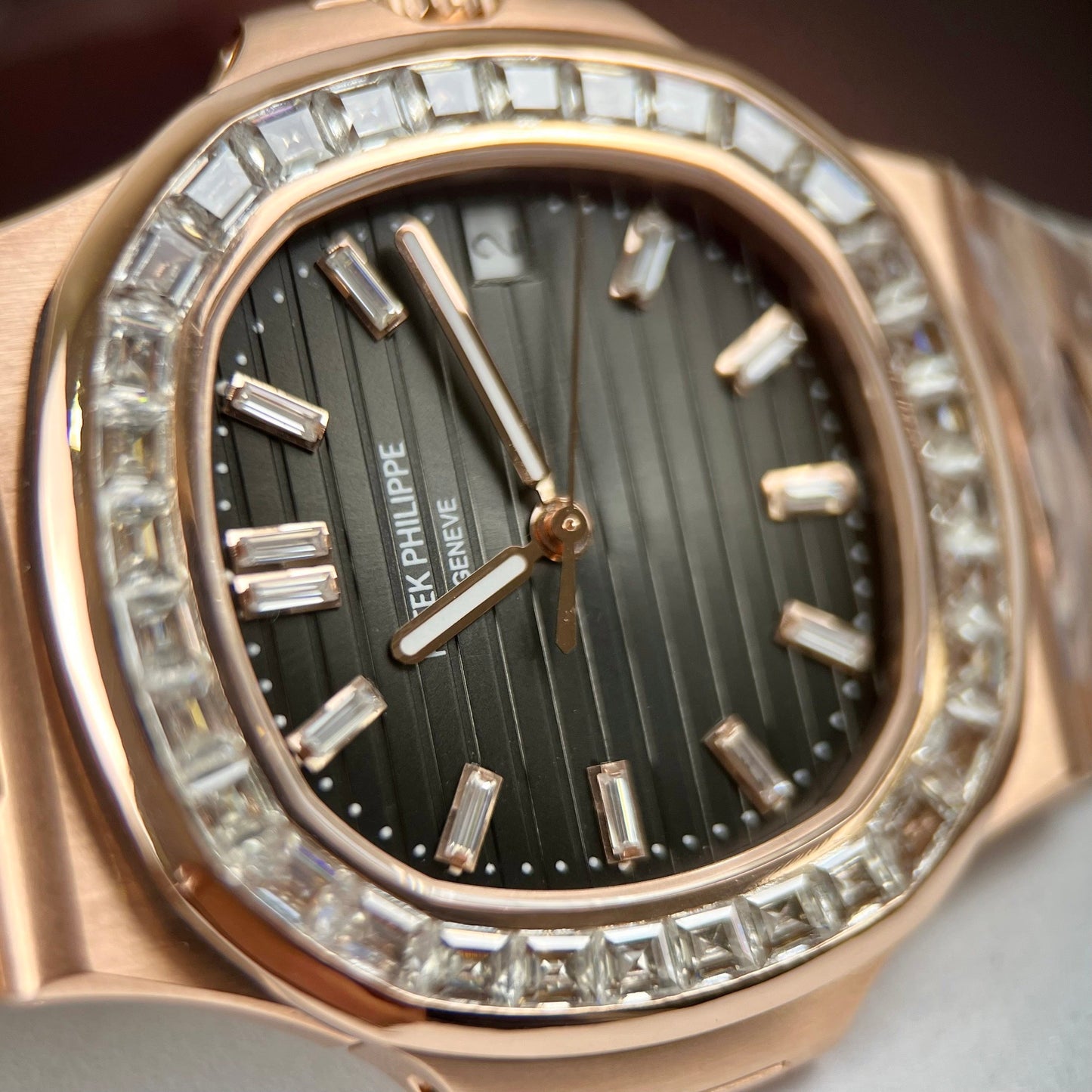 Patek Philippe Nautilus 5711/1R-001 – Baguette enveloppée d'or rose 18 carats et de moissanite