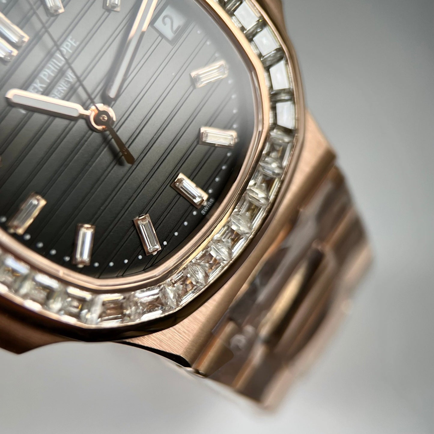 Patek Philippe Nautilus 5711/1R-001 – Baguette enveloppée d'or rose 18 carats et de moissanite