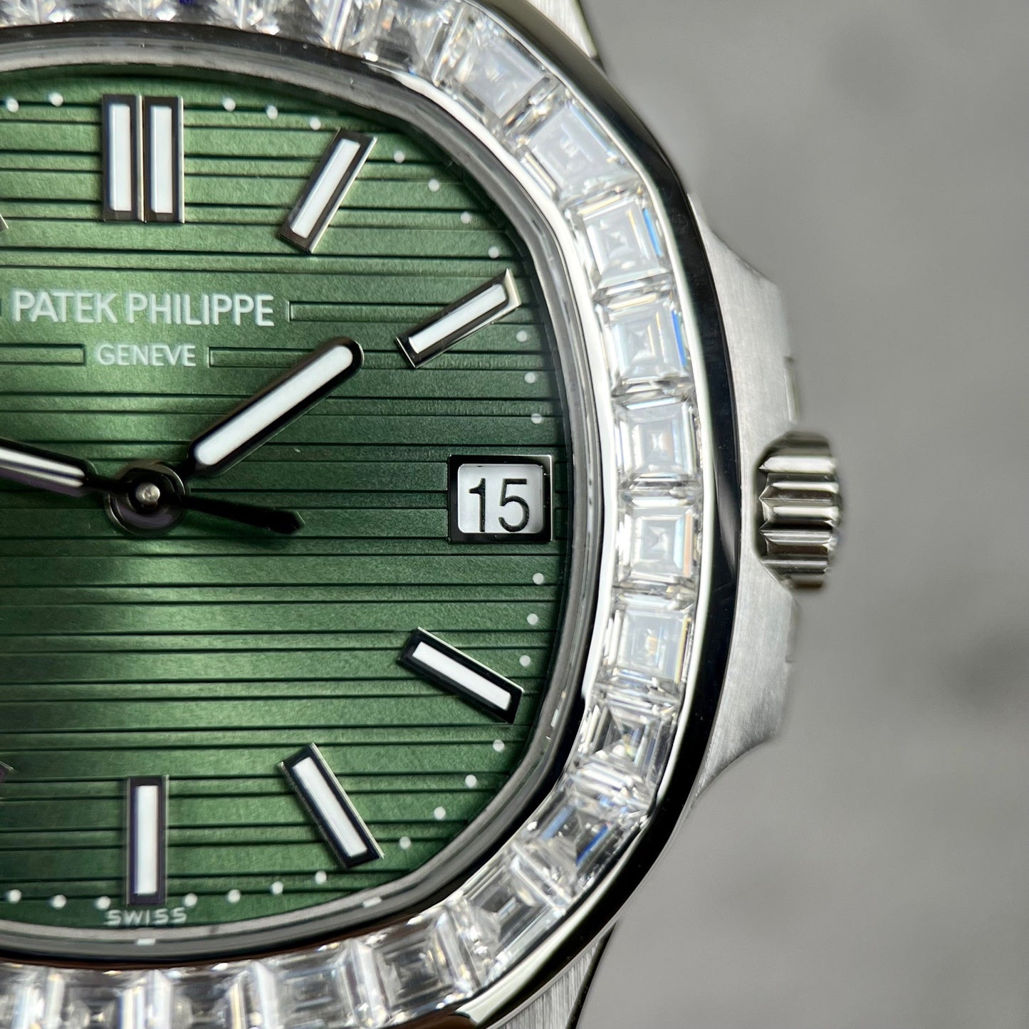 Patek Philippe Nautilus 5711/1300A-001 3K Fabrik grünes Zifferblatt Custom Moisanit Baguette