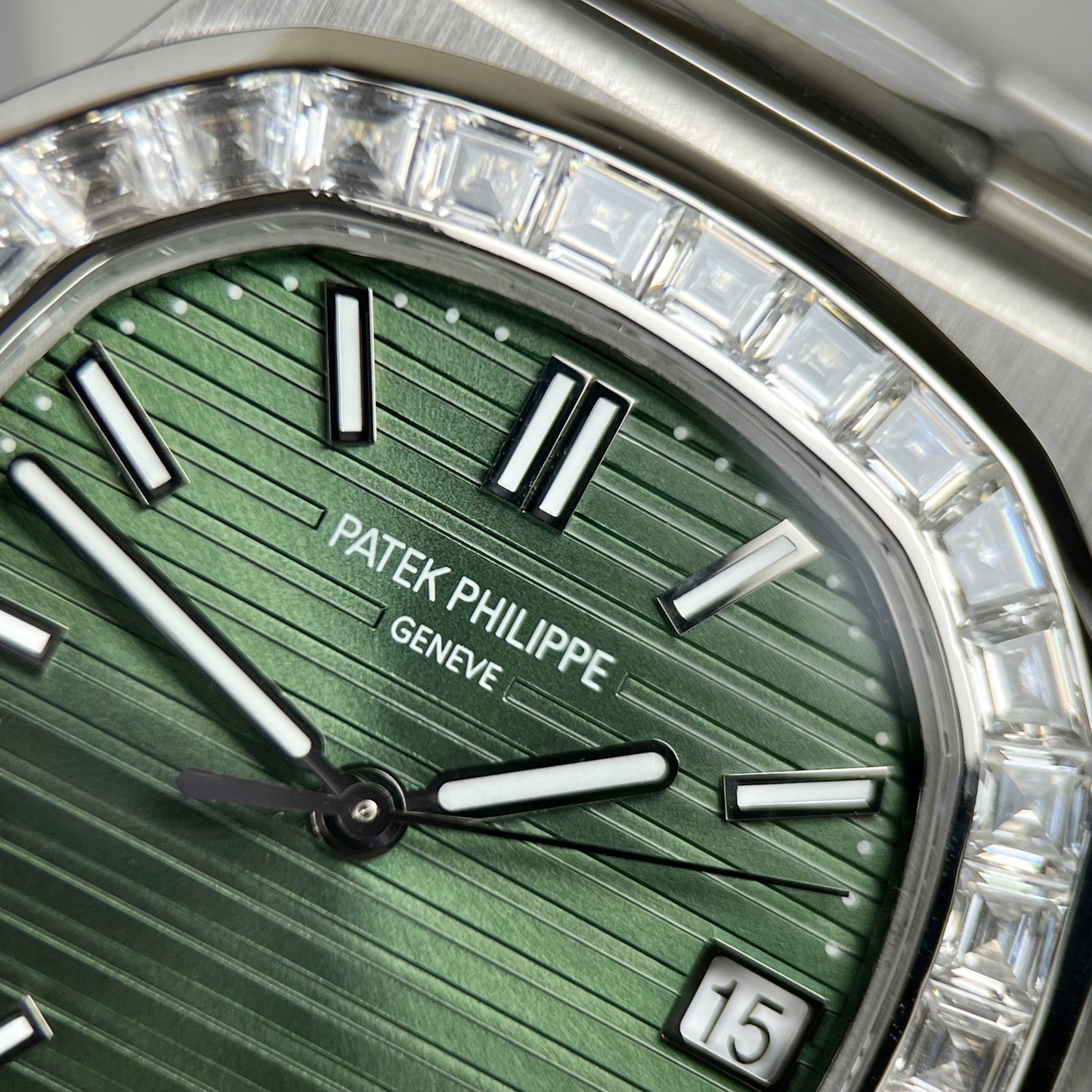 Patek Philippe Nautilus 5711/1300A-001 3K Fabrik grünes Zifferblatt Custom Moisanit Baguette