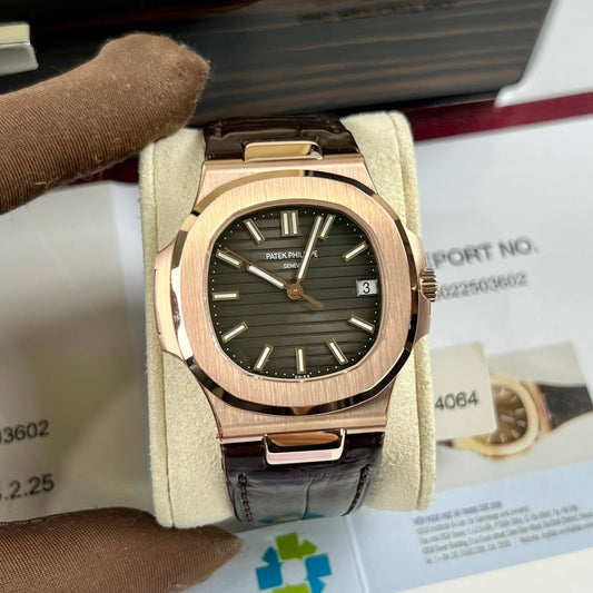 Patek Philippe Nautilus 5711/1R-001 – Version avec bracelet en cuir enveloppé d'or rose 18 carats