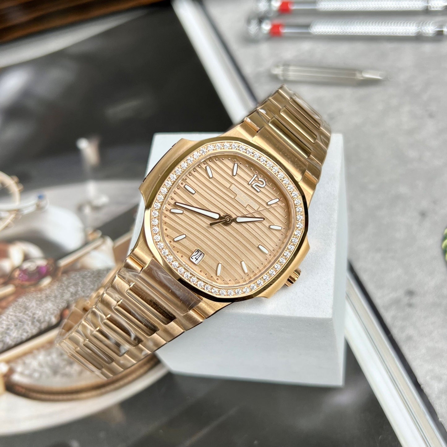 Patek Philippe Nautilus 7118/1R-010 18 Karat Gold gefüllt aus der 3-Karat-Fabrik mit gelbem Zifferblatt