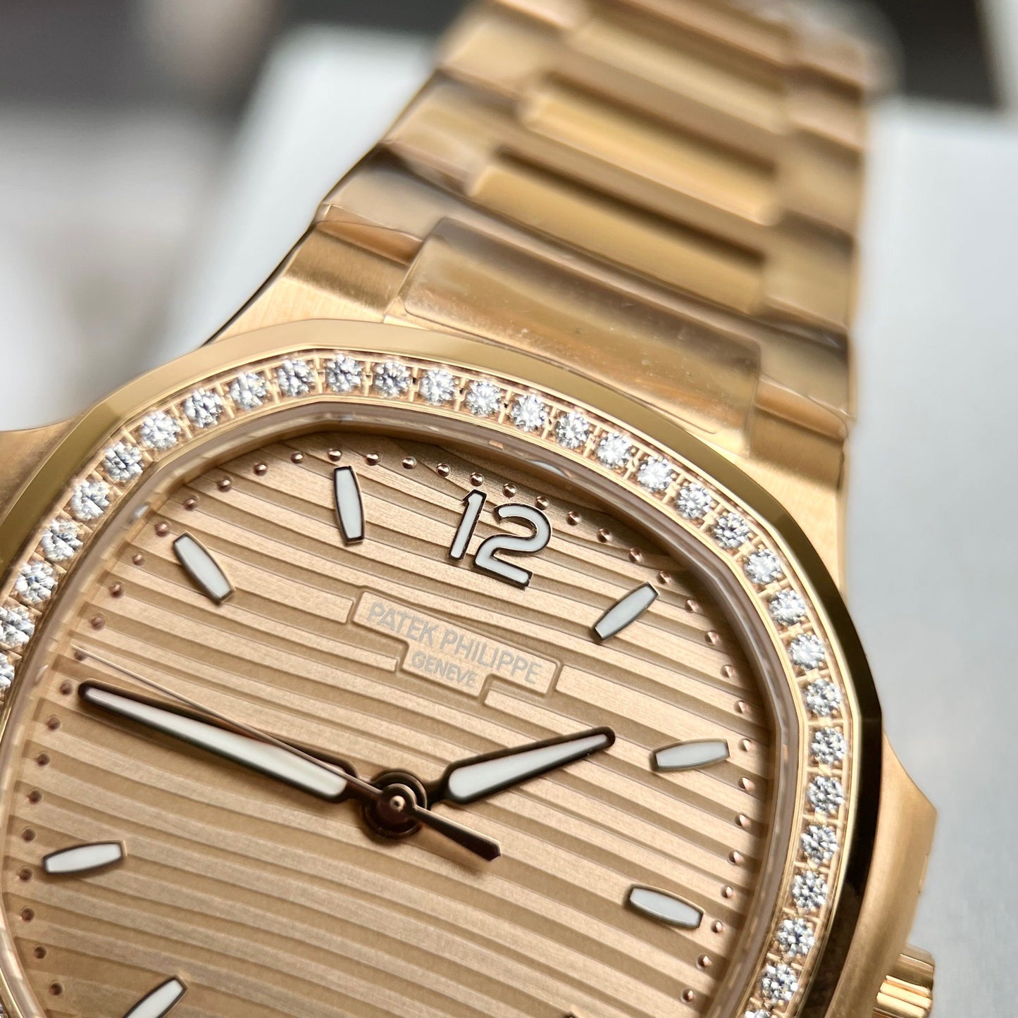 Patek Philippe Nautilus 7118/1R-010 18 Karat Gold gefüllt aus der 3-Karat-Fabrik mit gelbem Zifferblatt