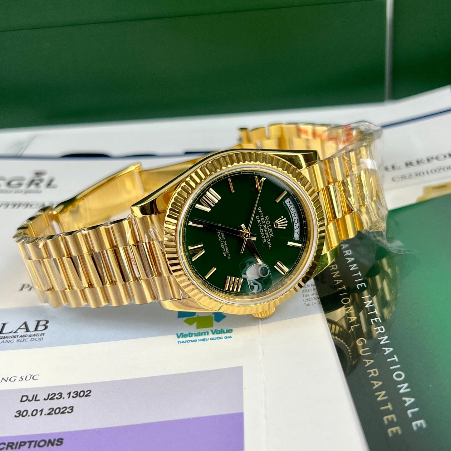 Rolex DayDate 40 mm 228238 enduit or jaune 18 carats cadran vert président 130 grammes