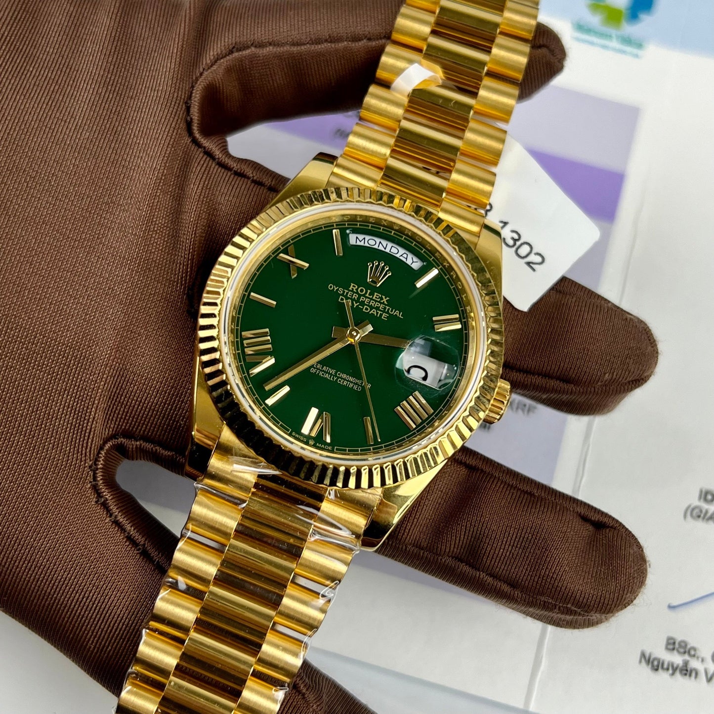 Rolex DayDate 40 mm 228238 enduit or jaune 18 carats cadran vert président 130 grammes