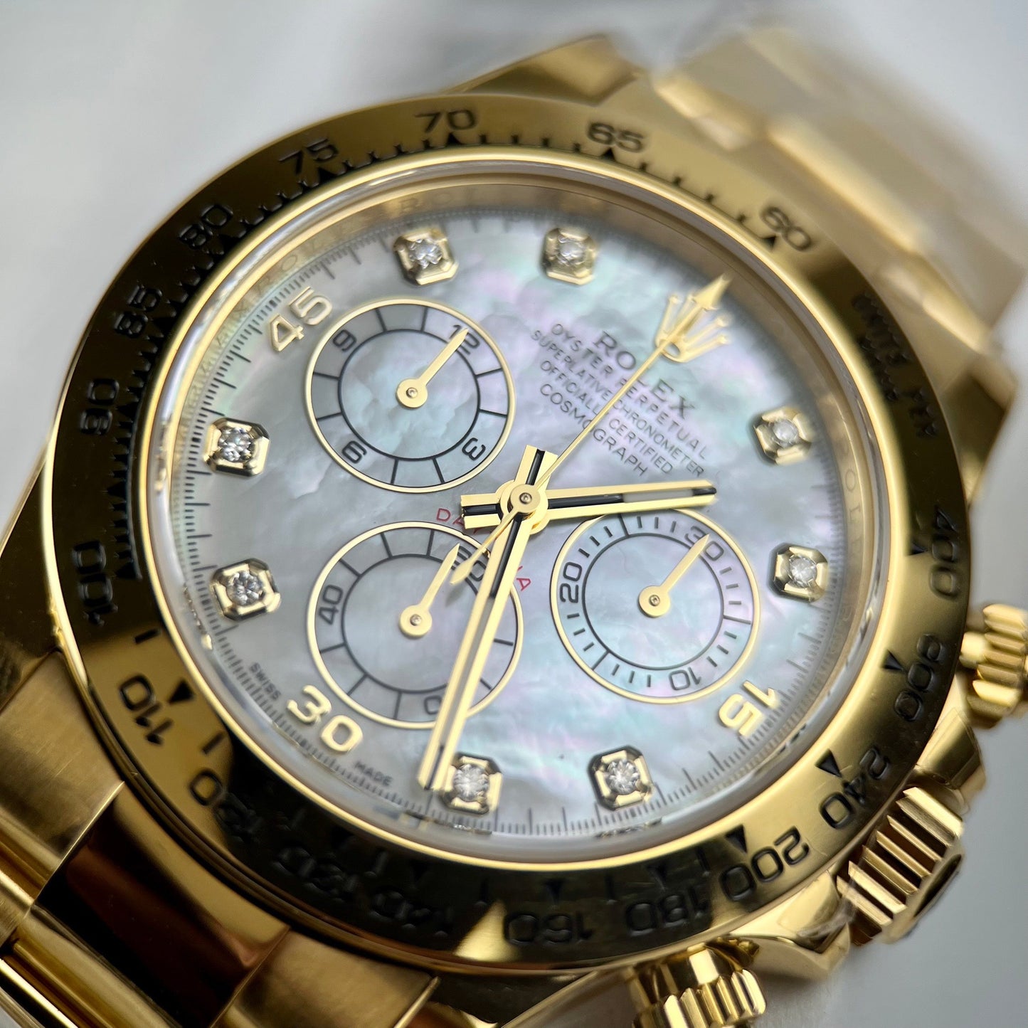 Réplique Rolex Cosmograph Daytona 40 mm en or jaune avec cadran en nacre et diamant 116528