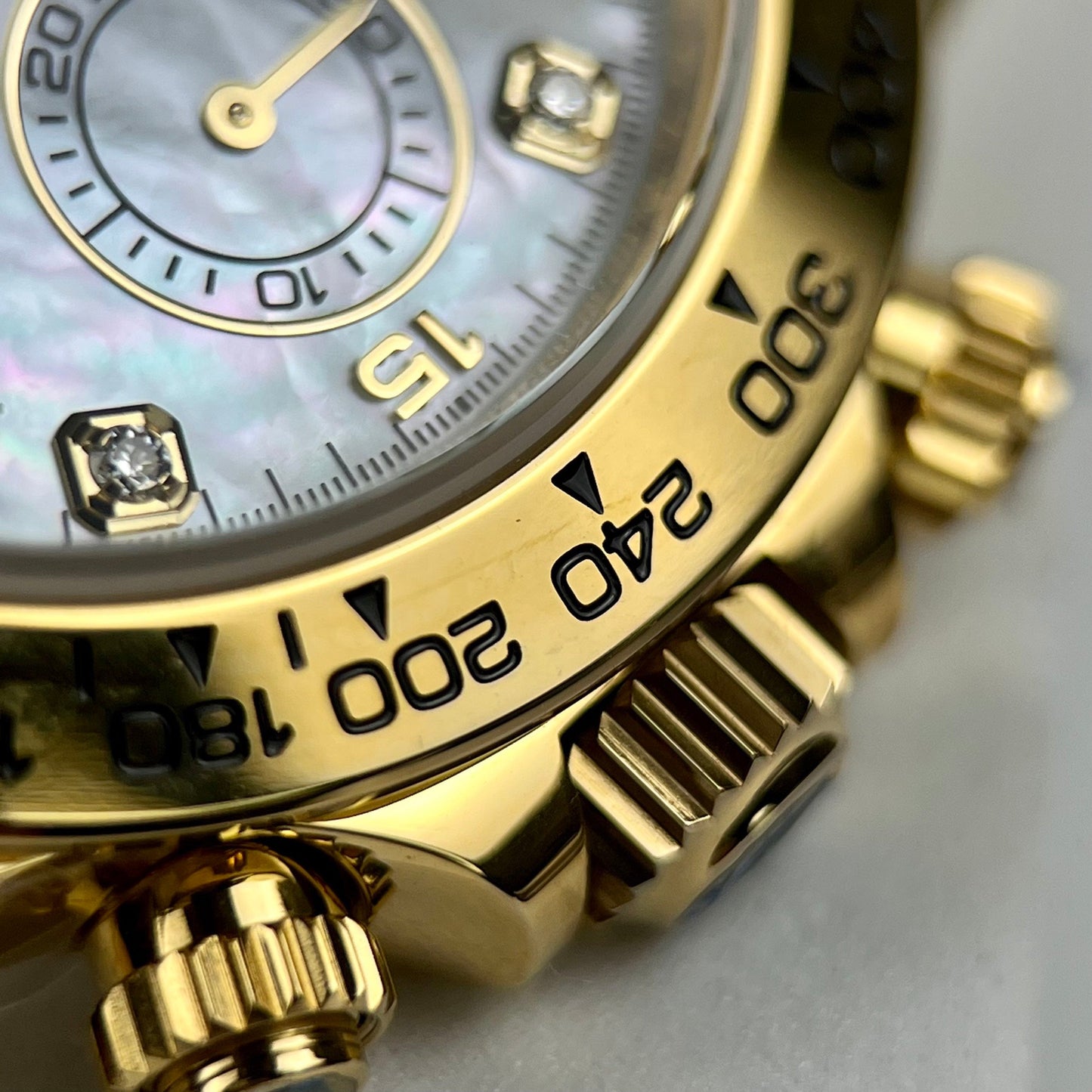 Réplique Rolex Cosmograph Daytona 40 mm en or jaune avec cadran en nacre et diamant 116528