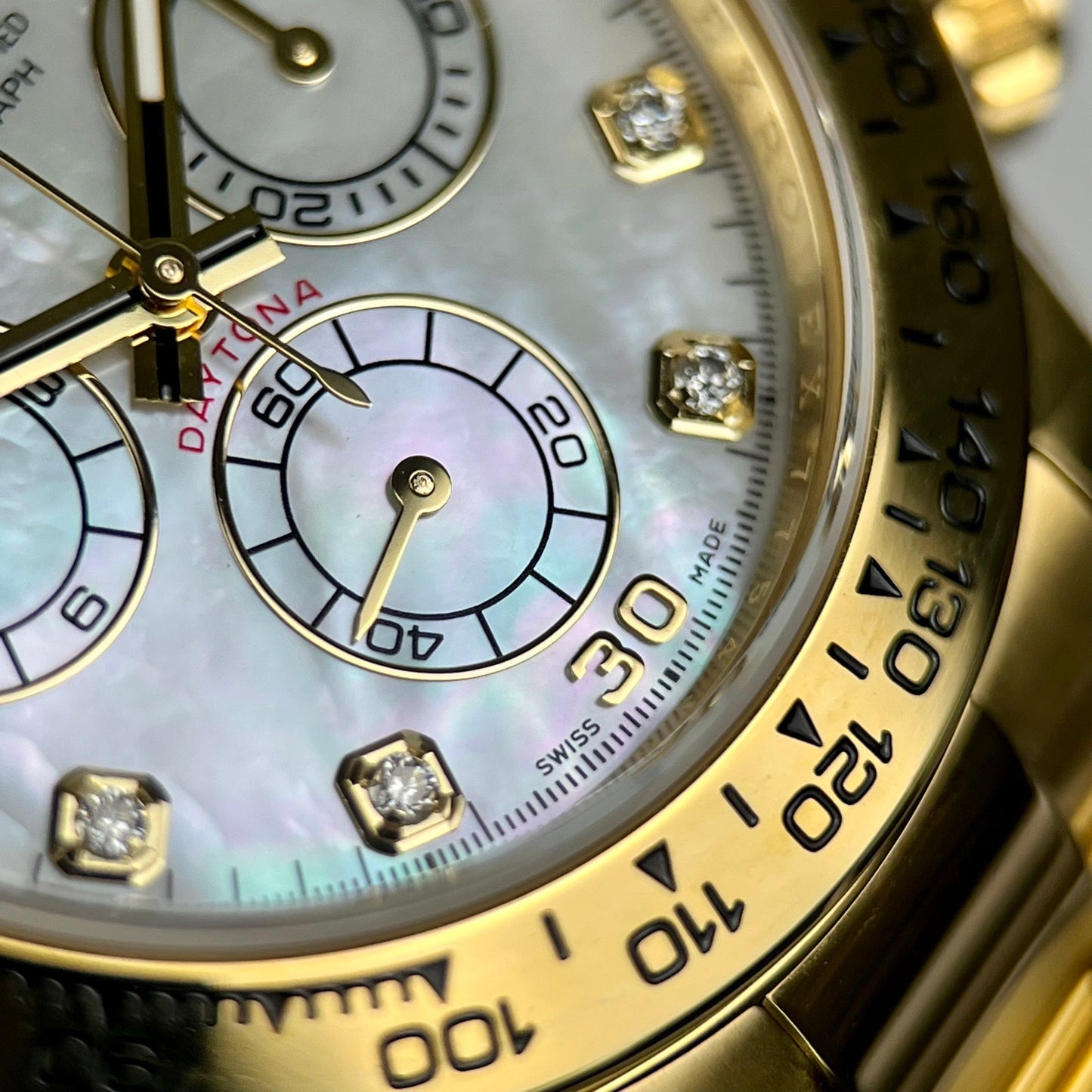 Réplique Rolex Cosmograph Daytona 40 mm en or jaune avec cadran en nacre et diamant 116528