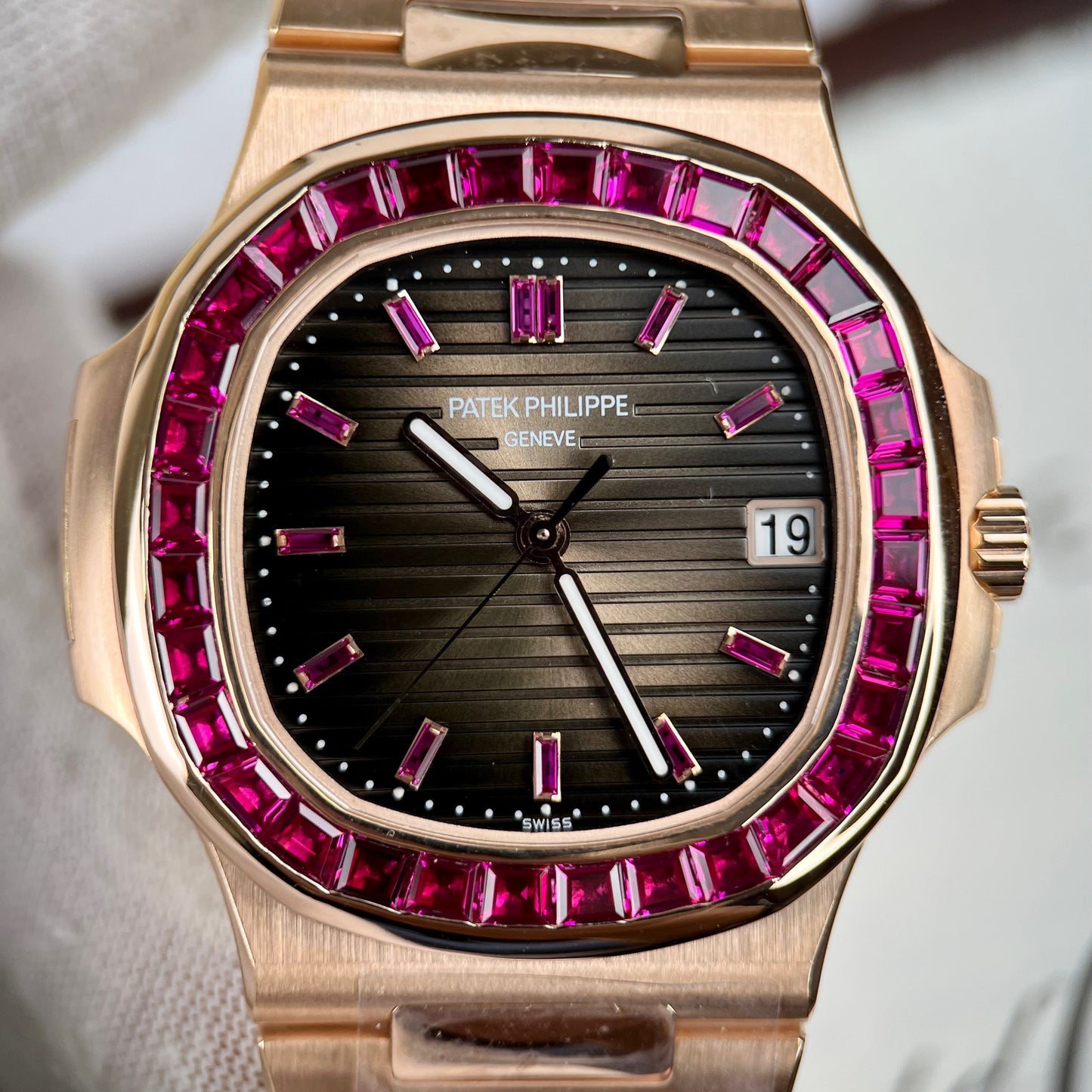 Patek Philippe Nautilus 5711 Or rose 18 carats 1:1 meilleure édition PPF Factory personnalisée Ruby Stone