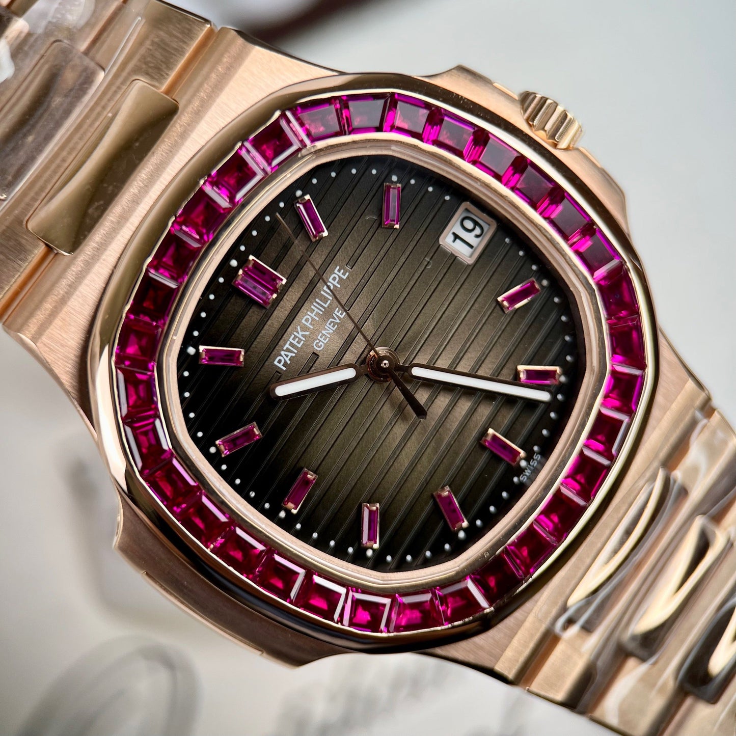 Patek Philippe Nautilus 5711 Or rose 18 carats 1:1 meilleure édition PPF Factory personnalisée Ruby Stone