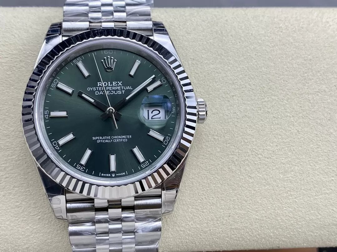 Rolex Datejust M126334-0028 Correia de ostra de 41 mm VS Correia de jubileu com mostrador verde de fábrica