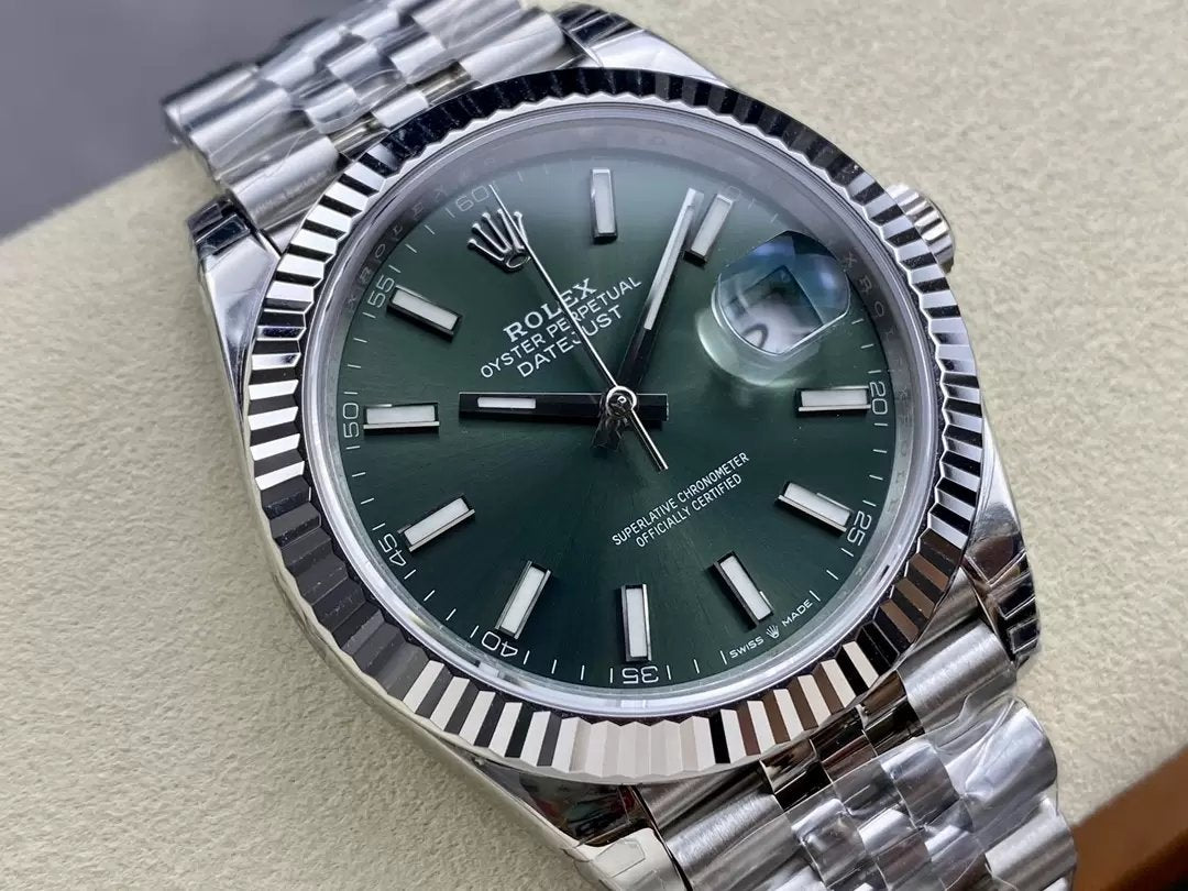 Rolex Datejust M126334-0028 Correia de ostra de 41 mm VS Correia de jubileu com mostrador verde de fábrica