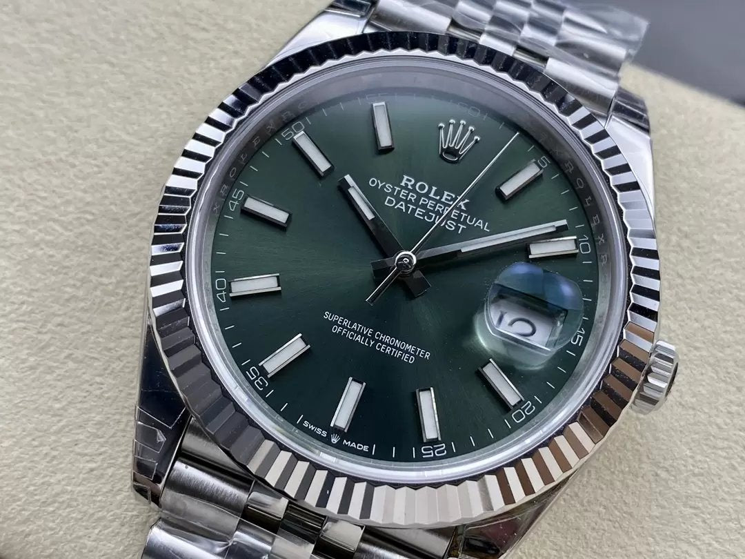 Rolex Datejust M126334-0028 Correia de ostra de 41 mm VS Correia de jubileu com mostrador verde de fábrica