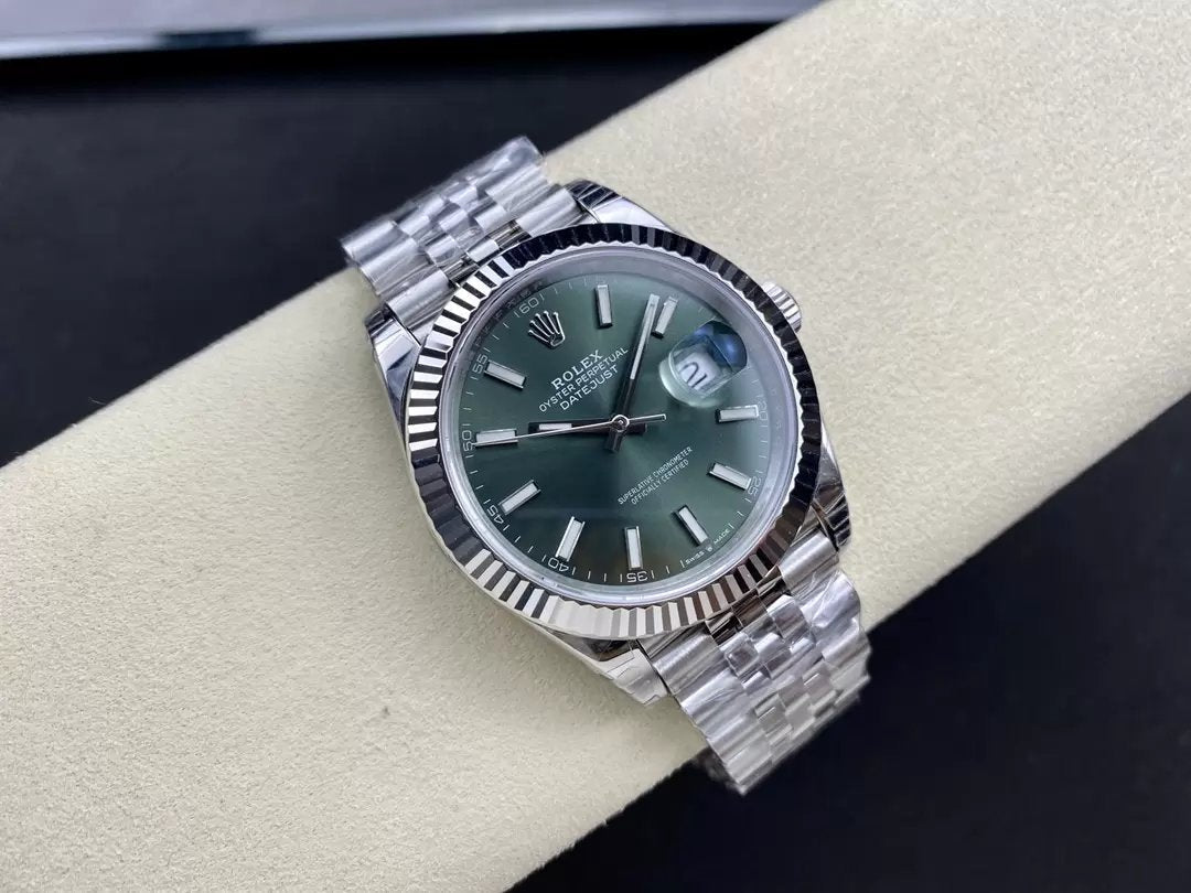 Rolex Datejust M126334-0028 Correia de ostra de 41 mm VS Correia de jubileu com mostrador verde de fábrica