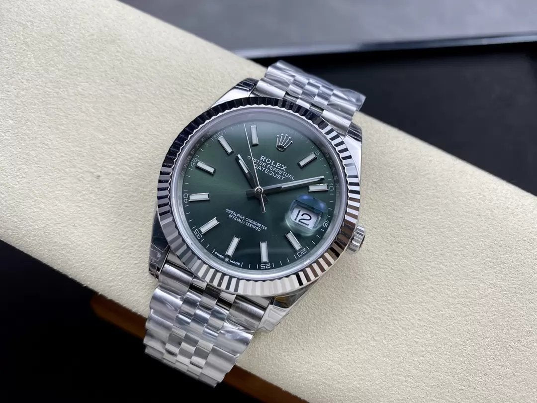 Rolex Datejust M126334-0028 Correia de ostra de 41 mm VS Correia de jubileu com mostrador verde de fábrica